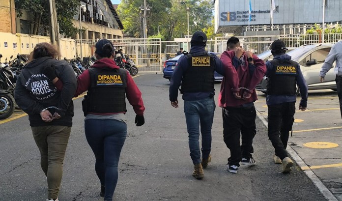 Capturados Barrio 18 Capturan a dos presuntos integrantes del barrio 18 durante operativos realizados en distintos sectores de la zona 18 de la capital.