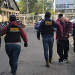 Capturan a dos presuntos integrantes del barrio 18 durante operativos realizados en distintos sectores de la zona 18 de la capital.