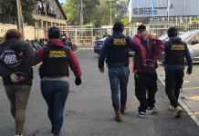 Capturan a dos presuntos integrantes del barrio 18 durante operativos realizados en distintos sectores de la zona 18 de la capital.