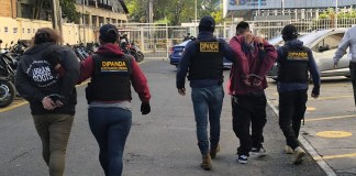 Capturan a dos presuntos integrantes del barrio 18 durante operativos realizados en distintos sectores de la zona 18 de la capital.