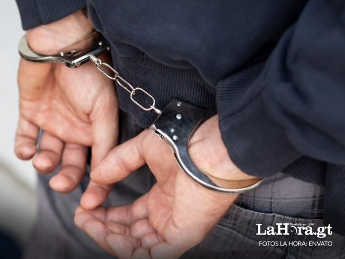 Capturados Imagen ilustrativa de una persona esposada. Arte La Hora: Alejandro Ramírez.