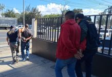 Alias "Colocho" y su padre, alias "Pelón" capturados por presuntamente extorsionar en Villa Nueva. Foto La Hora: PNC