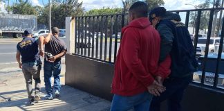 Alias "Colocho" y su padre, alias "Pelón" capturados por presuntamente extorsionar en Villa Nueva. Foto La Hora: PNC