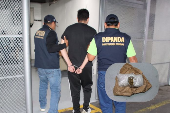 Capturan a piloto de taxi pirata Piloto de taxi pirata y droga localizada tras operativo en la calzada Roosevelt. Foto La Hora: PNC