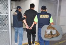 Piloto de taxi pirata y droga localizada tras operativo en la calzada Roosevelt. Foto La Hora: PNC
