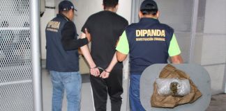 Piloto de taxi pirata y droga localizada tras operativo en la calzada Roosevelt. Foto La Hora: PNC