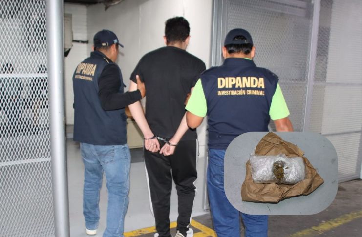 Piloto de taxi pirata y droga localizada tras operativo en la calzada Roosevelt. Foto La Hora: PNC