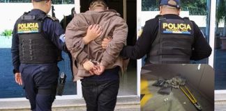 Presunto miembro de "Los Quichelenses" capturado tras ingresar a una farmacia en la zona 1 de San Marcos. Foto La Hora: PNC