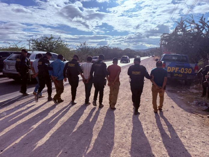 Los detenidos salieron de la capital con rumbo a Jutiapa y viajaban en la misma unidad extraurbana. Foto La Hora: PNC