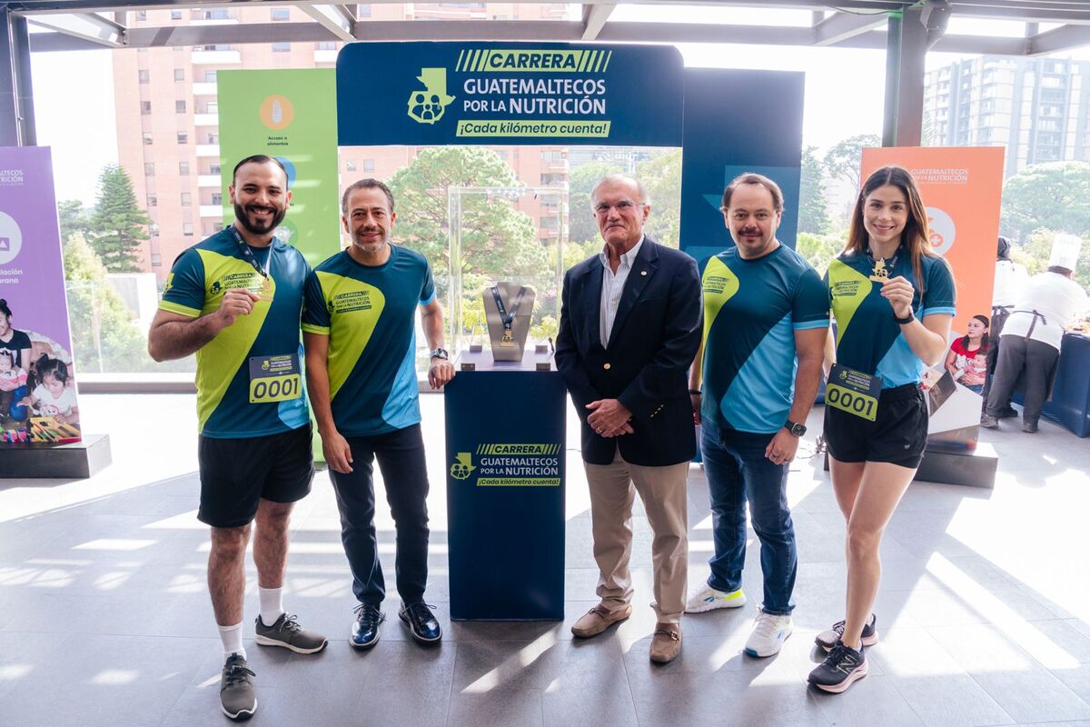 De izquierda a derecha: Stuardo Sinibaildi, presidente de Castillo Hermanos; José Silva, director ejecutivo de Guatemaltecos por la Nutrición. Foto: Cortesía por GPN