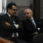 Pablo Yanes y Diego Chacón Yurrita conversan en el Tribunal de Mayor Riesgo B antes de escuchar su sentencia. Foto La Hora: Daniel Ramírez.