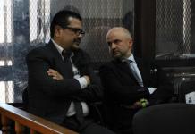 Pablo Yanes y Diego Chacón Yurrita conversan en el Tribunal de Mayor Riesgo B antes de escuchar su sentencia. Foto La Hora: Daniel Ramírez.