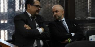 Pablo Yanes y Diego Chacón Yurrita conversan en el Tribunal de Mayor Riesgo B antes de escuchar su sentencia. Foto La Hora: Daniel Ramírez.