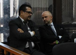 Pablo Yanes y Diego Chacón Yurrita conversan en el Tribunal de Mayor Riesgo B antes de escuchar su sentencia. Foto La Hora: Daniel Ramírez.