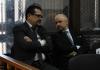 Pablo Yanes y Diego Chacón Yurrita conversan en el Tribunal de Mayor Riesgo B antes de escuchar su sentencia. Foto La Hora: Daniel Ramírez.