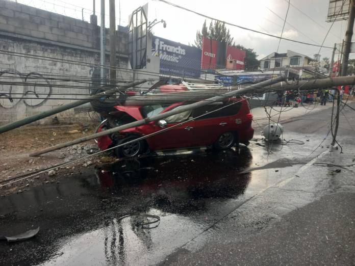 Choqye Un choque contra poste bloquea el tránsito en el bulevar San Cristóbal hacia Las Charcas