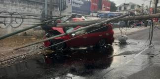 Un choque contra poste bloquea el tránsito en el bulevar San Cristóbal hacia Las Charcas