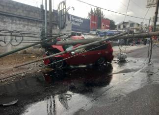 Un choque contra poste bloquea el tránsito en el bulevar San Cristóbal hacia Las Charcas