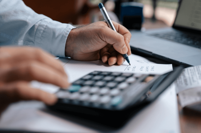 Conoce las deducciones que se le hacen a tu salario y cómo se calculan