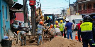 La perforación de los agujeros y fundición de pilotos continúan en la cuchilla El Milagro. Foto La Hora: Facebook Neto Bran