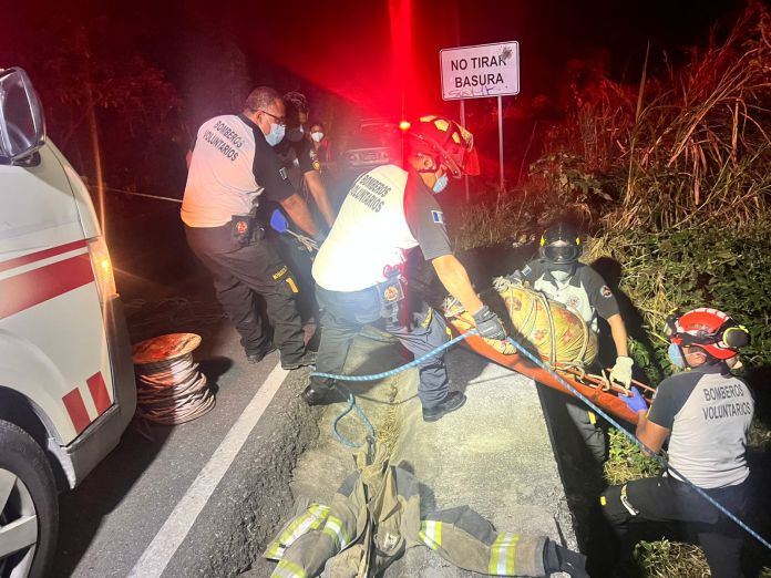 Los socorristas hallan cuerpos en Santa Lucía Los Ocotes en la zona 25. Foto: Bomberos Voluntarios