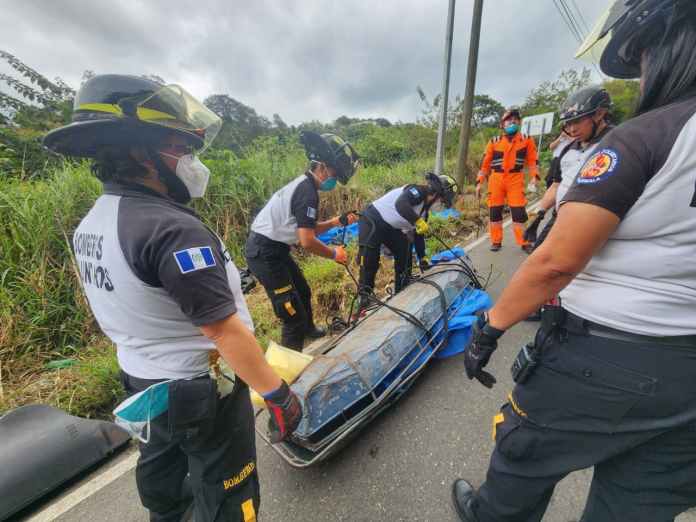 Los Bomberos Voluntarios localizaron 10 cuerpos en la ruta al Atlántico. Foto: La Hora / Bomberos Voluntarios