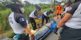 Los Bomberos Voluntarios localizaron 10 cuerpos en la ruta al Atlántico. Foto: La Hora / Bomberos Voluntarios