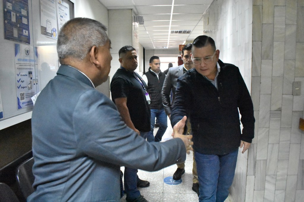 El jefe de la FECI, Rafael Curruchice, saluda con un apretón de manos al expresidenciable condenado en EE. UU. por vínculos con el narcotráfico, Manuel Baldizón, tras una audiencia. Foto La Hora: Daniel Ramírez.