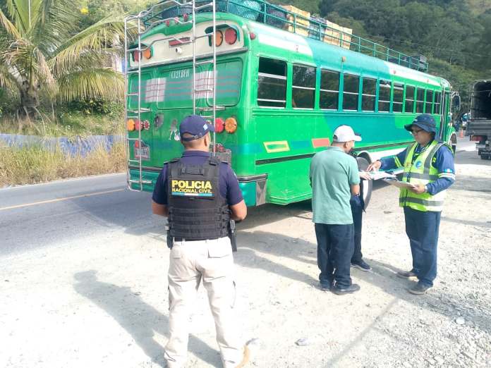DGT Posibles indicios de falsificación durante un operativo en el km 123.5. Foto La Hora: DGT.