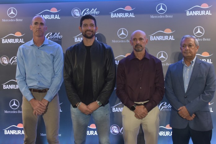 Marcelo Arévalo junto a representantes de BANRURAL. Foto: La Hora/ José Orozco.