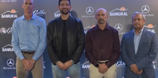 Marcelo Arévalo junto a representantes de BANRURAL. Foto: La Hora/ José Orozco.