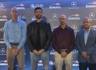 Marcelo Arévalo junto a representantes de BANRURAL. Foto: La Hora/ José Orozco.