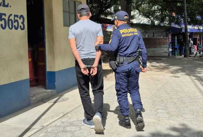 Detienen en El Progreso a un hombre que contaba con una orden de aprehensión vigente.