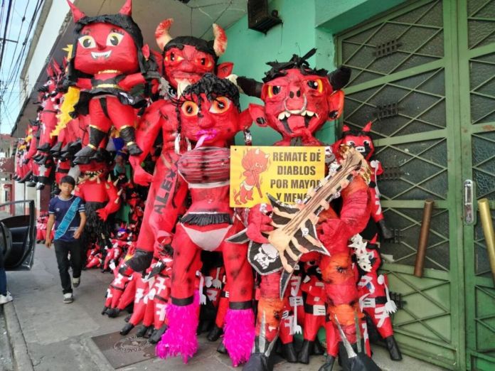 Las figuras de los diablos ya están a la venta en las piñaterías ubicadas en las cercanías del parque Colón. Foto La Hora: Heidi Loarca.