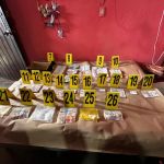 En el allanamiento efectuado por la PNC en la colonia Landívar, se incautó más de Q72 mil y droga. Foto La Hora: PNC