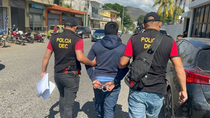 Capturado por efectuar disparos al aire con pistola ilegal. Foto La Hora: PNC.