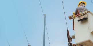 Técnicos de EEGSA realizando mantenimiento. Foto La Hora: EEGSA