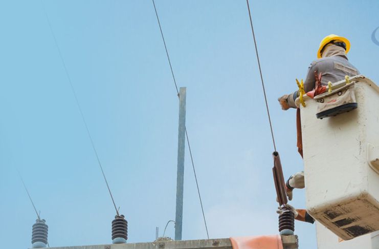 Técnicos de EEGSA realizando mantenimiento. Foto La Hora: EEGSA