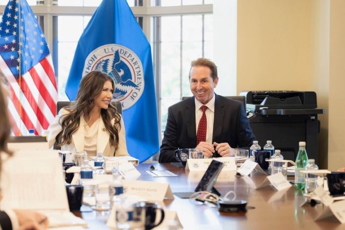 Subsecretario del DHS Edgar Troy junto con la secretaria general Kristi Noem. Foto La Hora: DHS