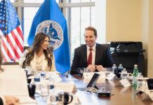 Subsecretario del DHS Edgar Troy junto con la secretaria general Kristi Noem. Foto La Hora: DHS