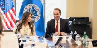 Subsecretario del DHS Edgar Troy junto con la secretaria general Kristi Noem. Foto La Hora: DHS