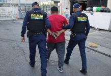 PNC captura por tercera vez al «Duende», presunto integrante de la Mara Salvatrucha La denuncia de vecinos permitió que la PNC lo capturara en la colonia Lo De Reyes, San Pedro Ayampuc, por realizar disparos al aire. Foto La Hora: PNC