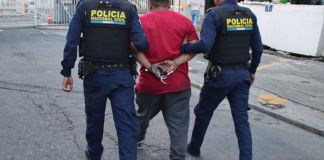 La denuncia de vecinos permitió que la PNC lo capturara en la colonia Lo De Reyes, San Pedro Ayampuc, por realizar disparos al aire. Foto La Hora: PNC