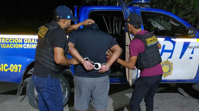 Según la PNC, el detenido es señalado de la comisión de siete delitos en El Salvador. Foto La Hora: PNC
