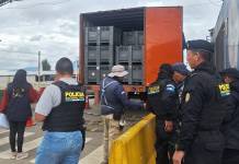 Incautan paquetes de marihuana en furgón de empresa de paquetería en Chimaltenango. Foto La Hora: PNC.