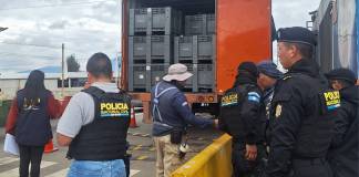 Incautan paquetes de marihuana en furgón de empresa de paquetería en Chimaltenango. Foto La Hora: PNC.