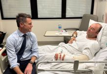 Ahmed al Ahmed, el “héroe de Bondi” recibió una donación por más de 2 millones de euros por su valentía Entrega de donación a Ahmed al Ahmed, el "el héroe de bondi" mientras se encuentra hospitalizado. Foto La Hora: Chris Minns