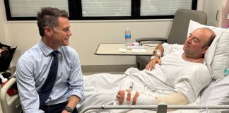 Entrega de donación a Ahmed al Ahmed, el "el héroe de bondi" mientras se encuentra hospitalizado. Foto La Hora: Chris Minns