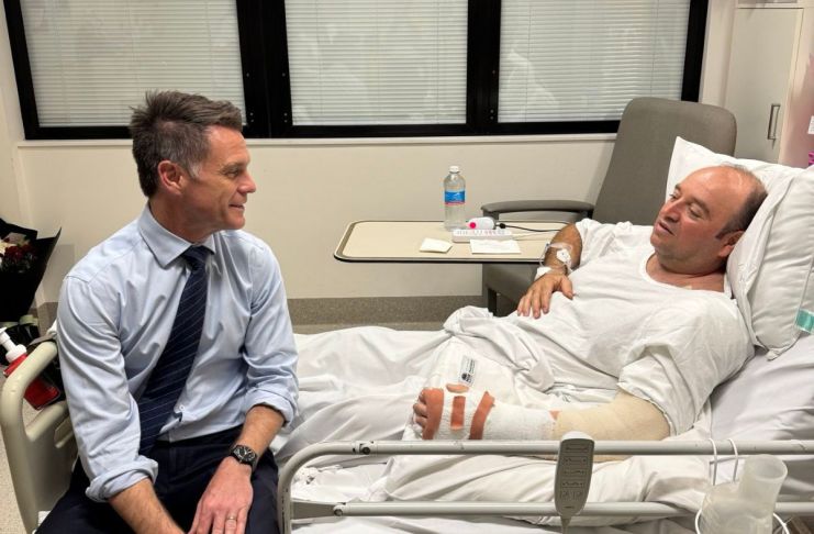 Entrega de donación a Ahmed al Ahmed, el "el héroe de bondi" mientras se encuentra hospitalizado. Foto La Hora: Chris Minns