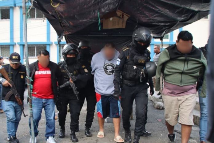 Presuntos integrantes de la banda criminal Los Taxistas del Viejo, capturados en zona 17. Foto La Hora: PNC